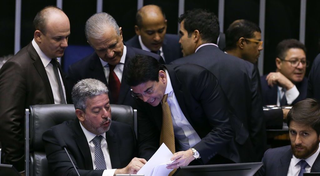 Em defesa do programa que elegeu Lula, PSOL votou contra o arcabouço fiscal