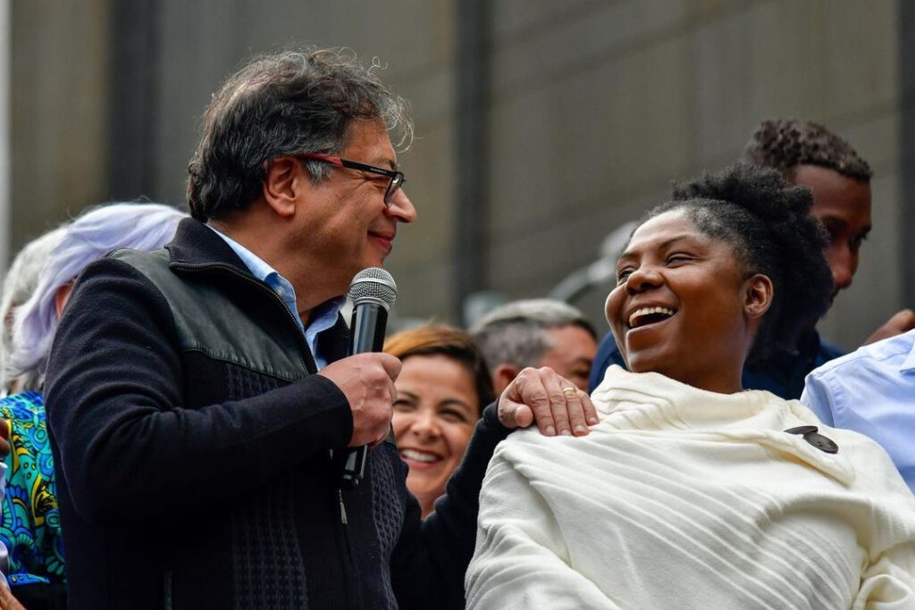 Chomsky, Corbyn, Correa: Intelectuais e políticos de 20 países denunciam golpe na Colômbia