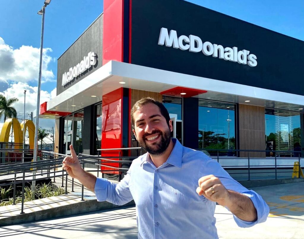 A miséria liberal: prefeito de São Vicente celebra nova unidade do McDonalds como símbolo de progresso