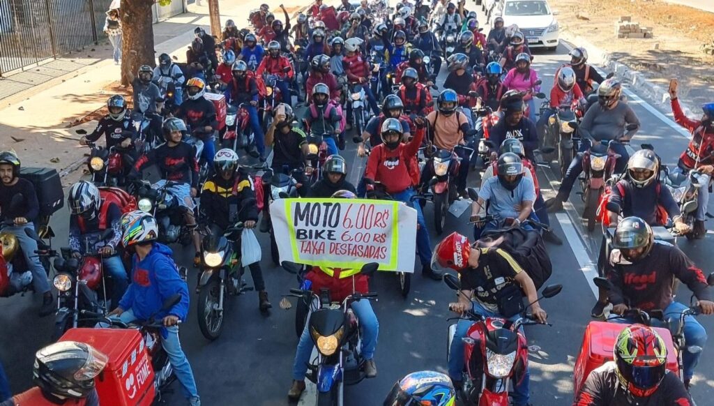 Entregadores por aplicativo fazem ato em Goiânia em dia de greve nacional.