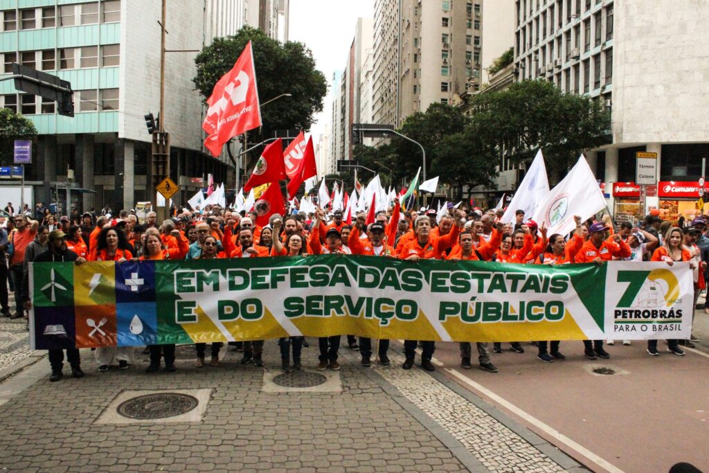 Milhares de trabalhadores retomam as ruas no aniversário de 70 anos da Petrobrás