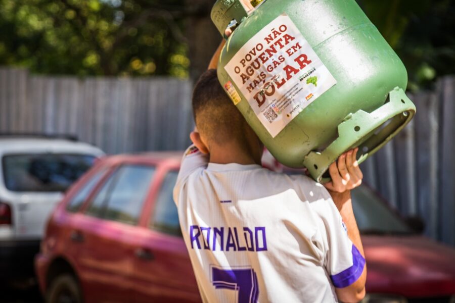 Cidades brasileiras vendem gás de cozinha acima do recorde histórico; em Tefé, no Amazonas, botijão custa R$ 152