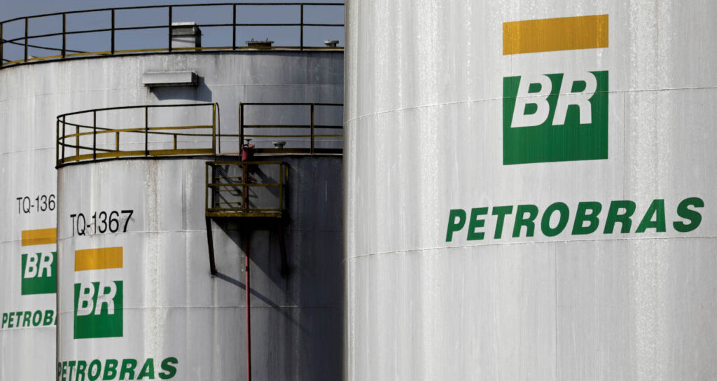 Petrobras reduz preço do diesel, mas ainda cobra acima do PPI