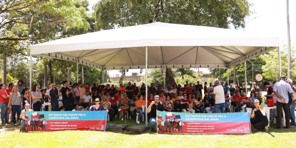 Técnicos administrativos da UFPE iniciaram greve por tempo indeterminado nesta segunda-feira (11)