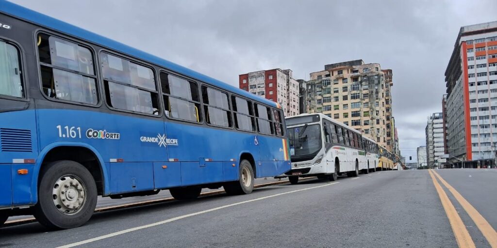 Rodoviários de Recife-PE cruzam os braços nesta quinta-feira, 21, e Centro amanhece paralisado