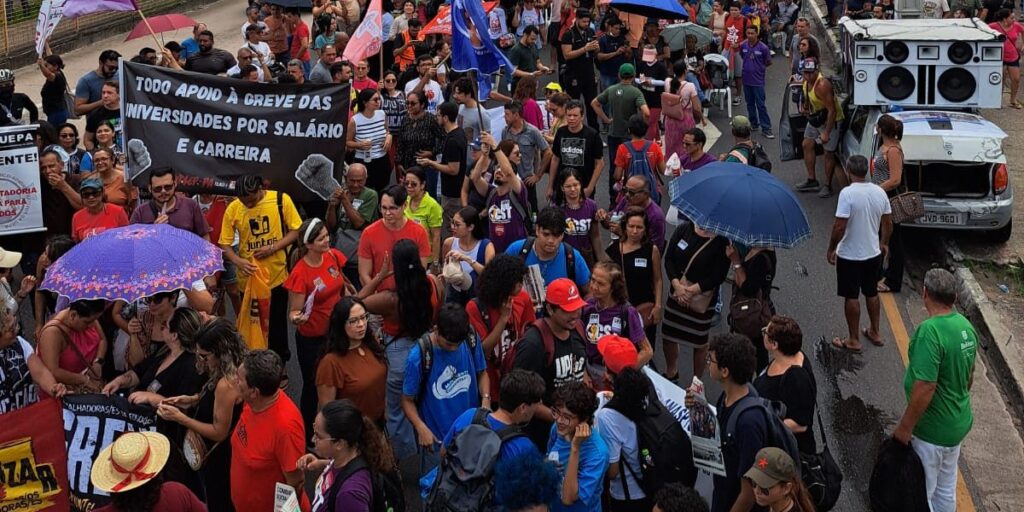 Servidores públicos em greve realizam protesto em Belém