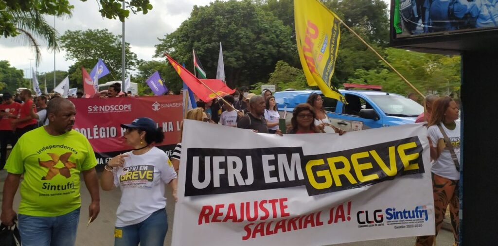 Grande ato da educação federal fecha trecho da linha vermelha no Rio