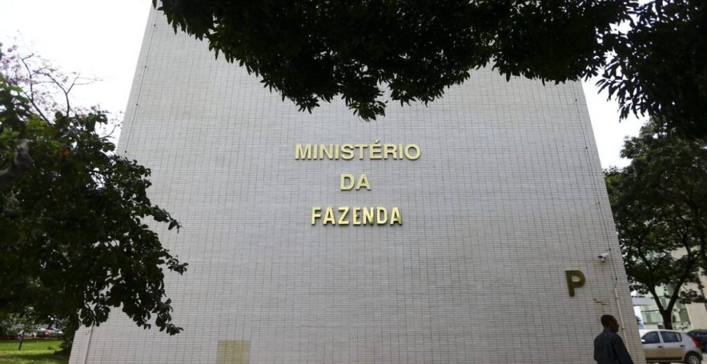 SIM ao corte de privilégios e taxação de super ricos! NÃO aos cortes de gastos sociais!