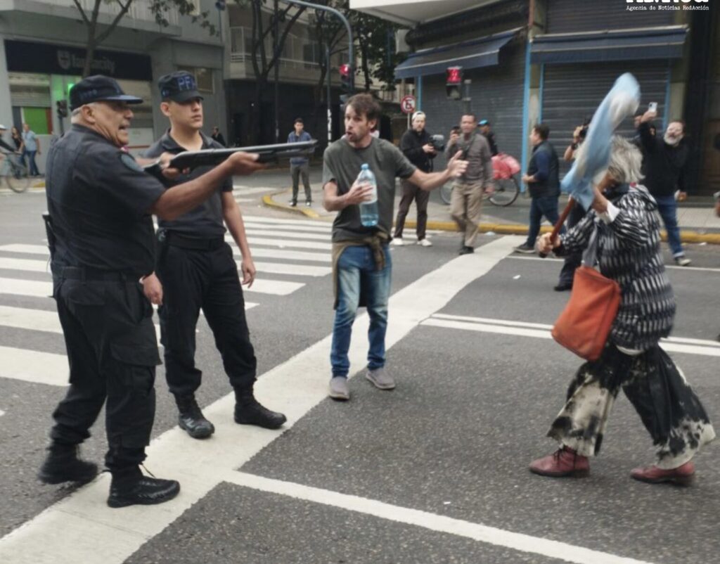 Argentina: protesto de aposentados e torcedores de futebol, cem presos e outros gravemente feridos em uma mobilização que abalou o governo