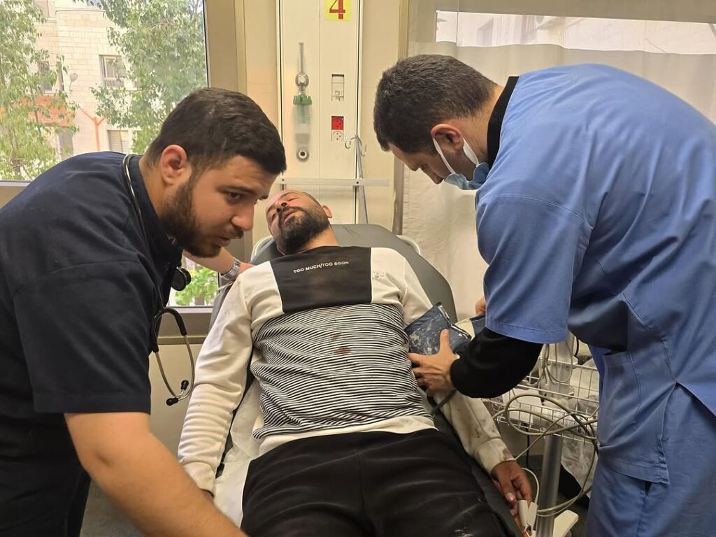 Cineasta palestino é hospitalizado, depois de ser sequestrado e espancado por militares e colonos israelenses