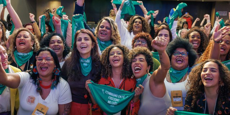 Mais de 100 parlamentares protocolam projeto de lei de abono de faltas para as mães e pessoas que cuidam