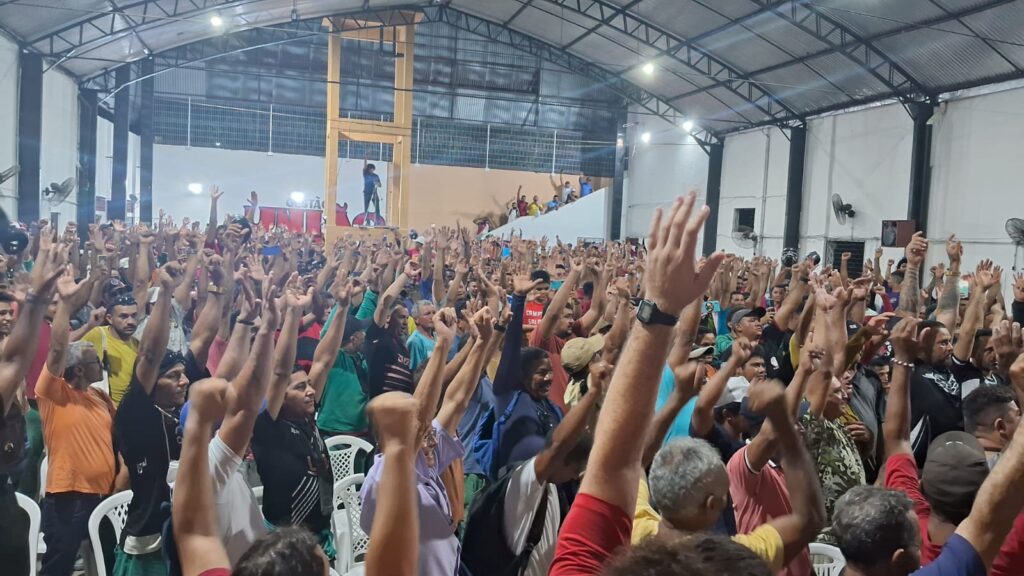 Assembleia dos operários da construção civil de Fortaleza aprova greve geral