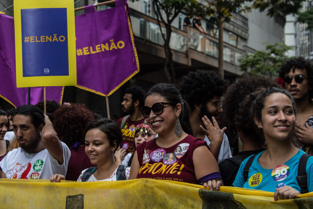 O Gesto, o Risco e o Estandarte ou Porque Ainda Acreditamos