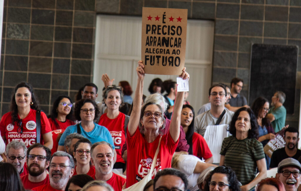 Várias vozes contra dois projetos: UEMG RESISTE