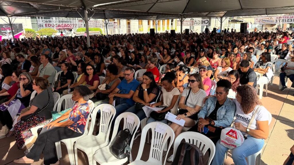 Por unanimidade, categoria rejeita reajuste abaixo da inflação e aprova greve por tempo indeterminado