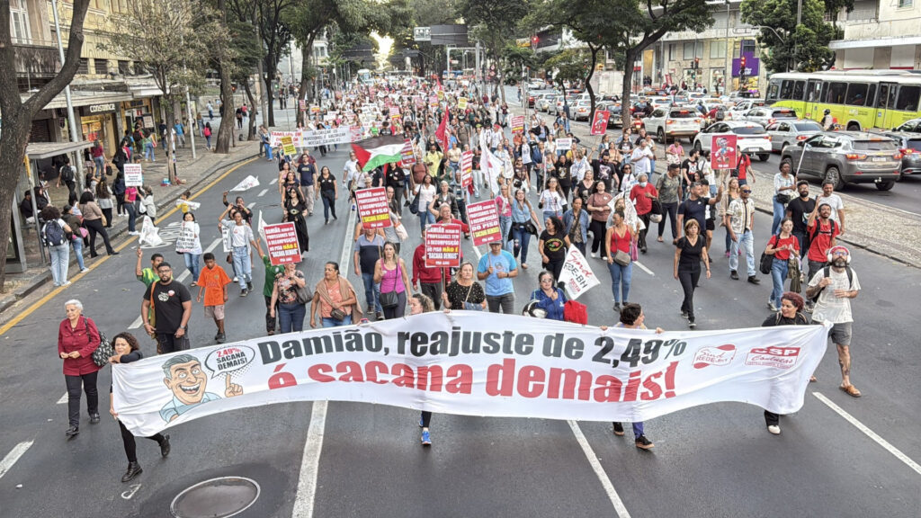 Trabalhadores em educação mantêm greve e convocam Ato da Resistência nesta segunda (30/06) e Assembleia Geral nesta terça (01/07), na porta da Prefeitura