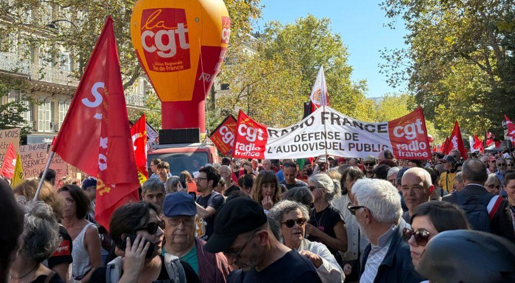 A França está nas ruas e em profunda crise política