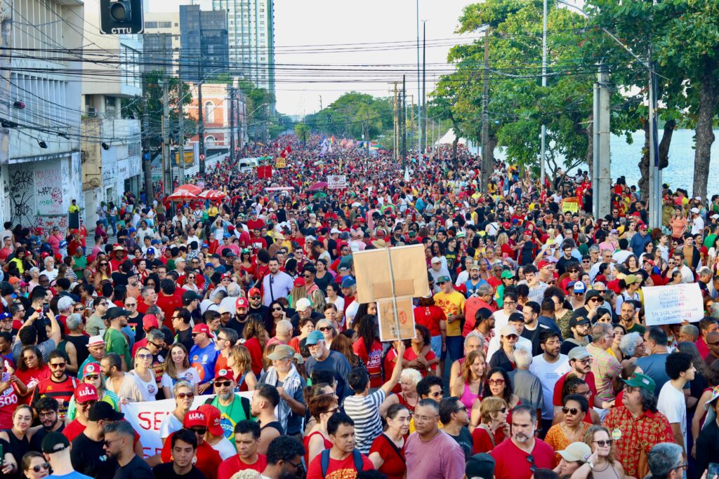 Recife ocupa as ruas contra a PEC da Blindagem e contra a Anistia