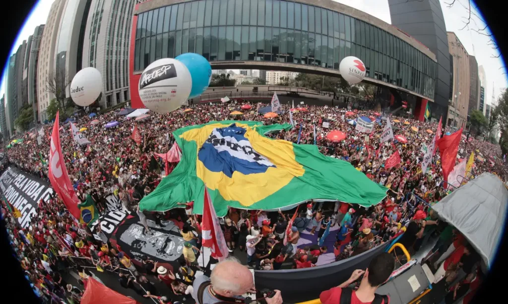 A história não é linha reta: juventude e povo voltam a escrever o futuro nas ruas