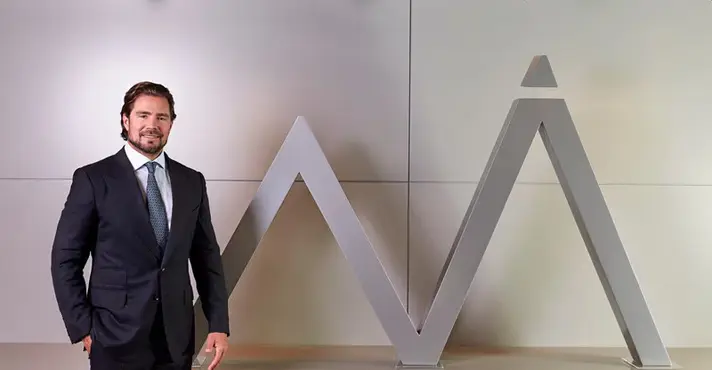 A moral que acusa, o dinheiro que manda