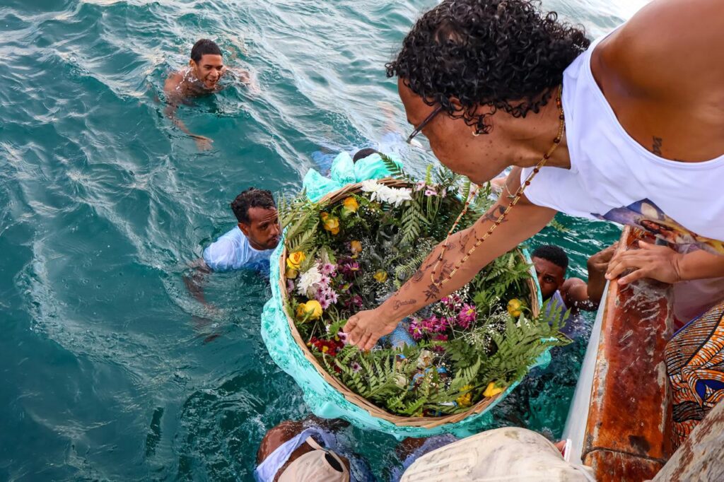 Comunidade da Gamboa de Baixo mantém tradição de oferendas a Iemanjá há 47 anos