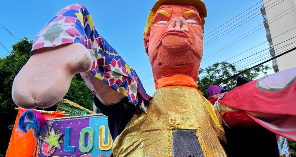 “Trumporco” abre o carnaval de rua carioca com Luta Antimanicomial