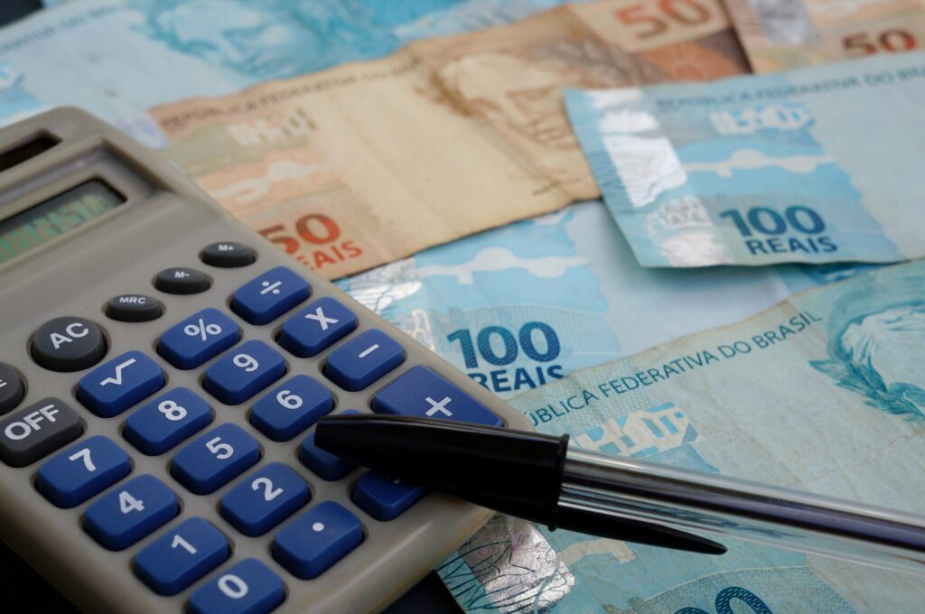 A vida sob a dívida: por que a vida não melhora mesmo com a economia “melhorando”?