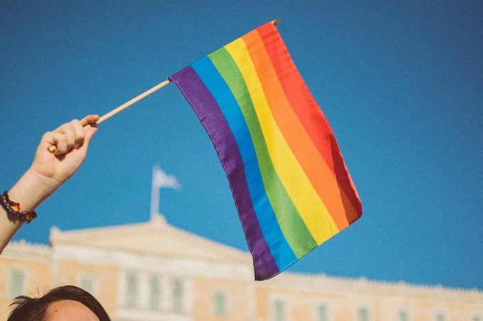 Narrativas LGBTQIAP+ sob ataque: arte e cultura no centro da guerra política