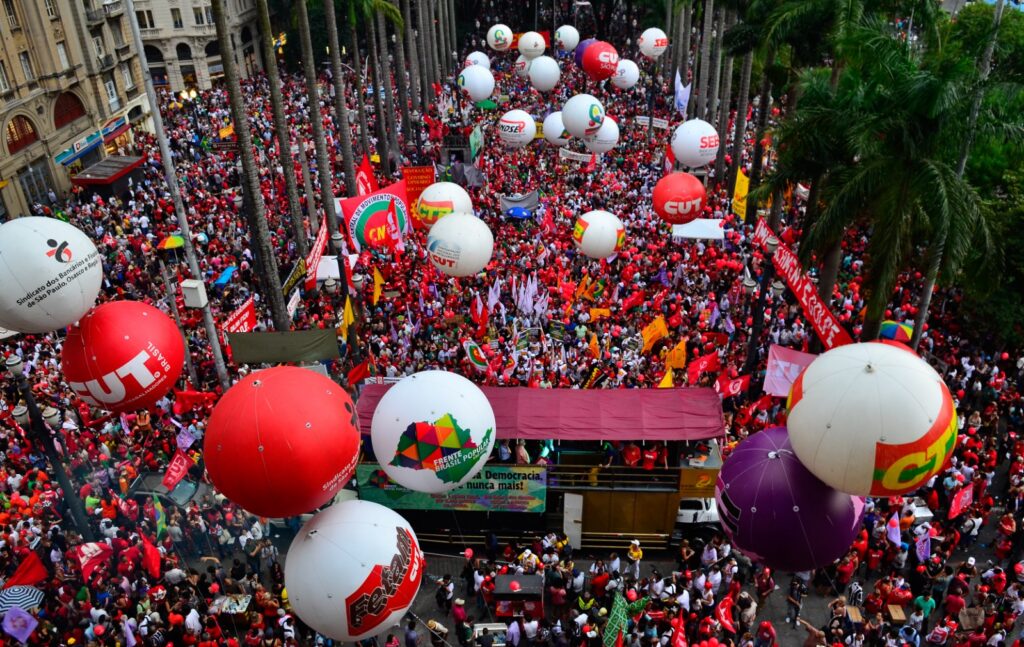 Intensificar a mobilização para derrotar as manobras do centrão e da extrema direita