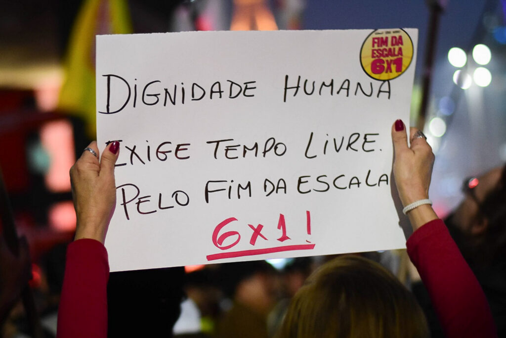 O Brasil que acorda cedo exige mais direitos e o fim da exploração