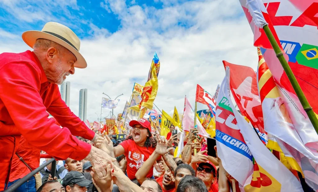 Lula deve ir para o confronto, avançar, avançar, avançar