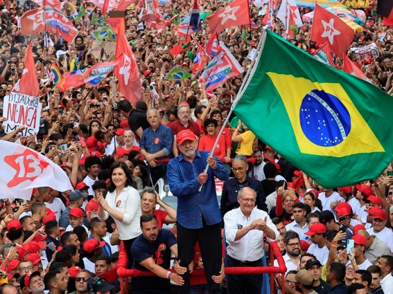 Uma vitória, muitas determinações: primeiras notas