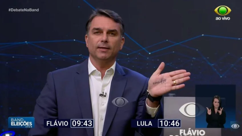 Checagem: Flávio Bolsonaro fez 110 afirmações falsas ou enganosas na noite do debate da Band